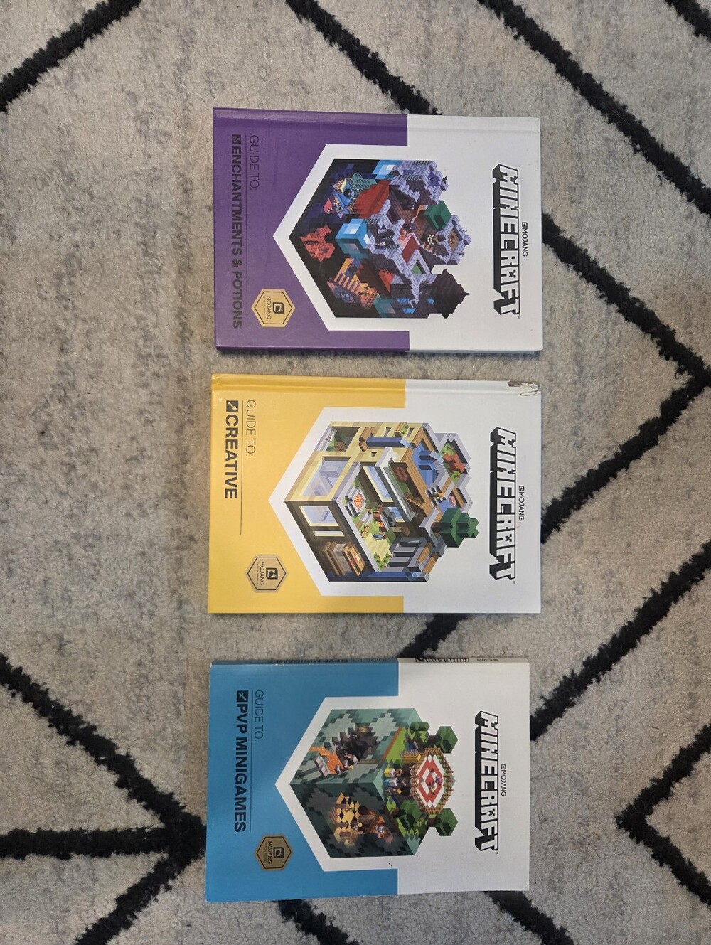 Nintendo Switch Minecraft Gane Bundle + Books - Picture 4 of 4